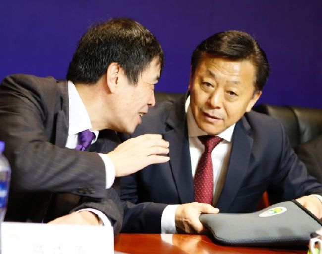 东北澡堂老板崔年夜炮，相亲途中不测捡了个儿子回家，不但脱单无看，还要替他人养儿子。好兄弟二龙和涛子仗义互助，热情帮年夜炮一路带娃，三个“糙汉子”莫名其妙酿成了独身奶爸，跟古灵精怪的熊孩子马豆豆斗智斗勇，一边养娃一边弄事业。在实际的重重矛盾下，三兄弟之间发生了一些嫌隙，心怀惭愧的豆豆决议暗暗分开，独自往寻觅亲生父亲马年夜志........